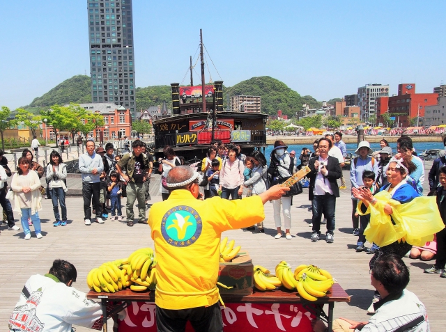 Performances by banana vendors